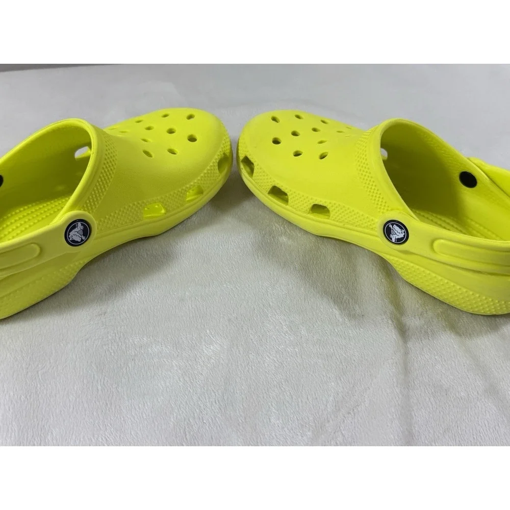 Crocs Classic Clog Youth Kids Size J2 Volt Yellow Slip On Comfort Shoes